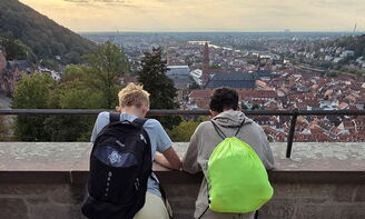 Zwei Jungen sind von hintern zu sehen. Sie schauen auf den tollen Ausblick.