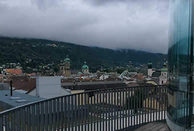 Innsbruck zu sehen von oben von der 360° Plattform der Rathausgalerie.