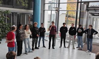 Kennenlernspiel in großer Runde in der Internatsaula