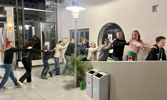 Aufwärmspiel. Die Jugendlichen bilden eine Menschenschlange