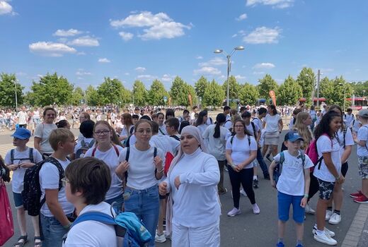 Schülerinnen warten vor der Arena