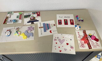 Fertig bemalte Christbaumanhänger und Weihnachtskarten