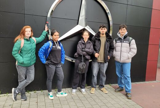 Eine Gruppe Schülerinnen und Schüler vor der Achterbahn Silverstar