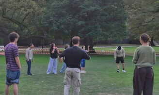 InternatsschülerInnen spielen mit anderen Volleyball