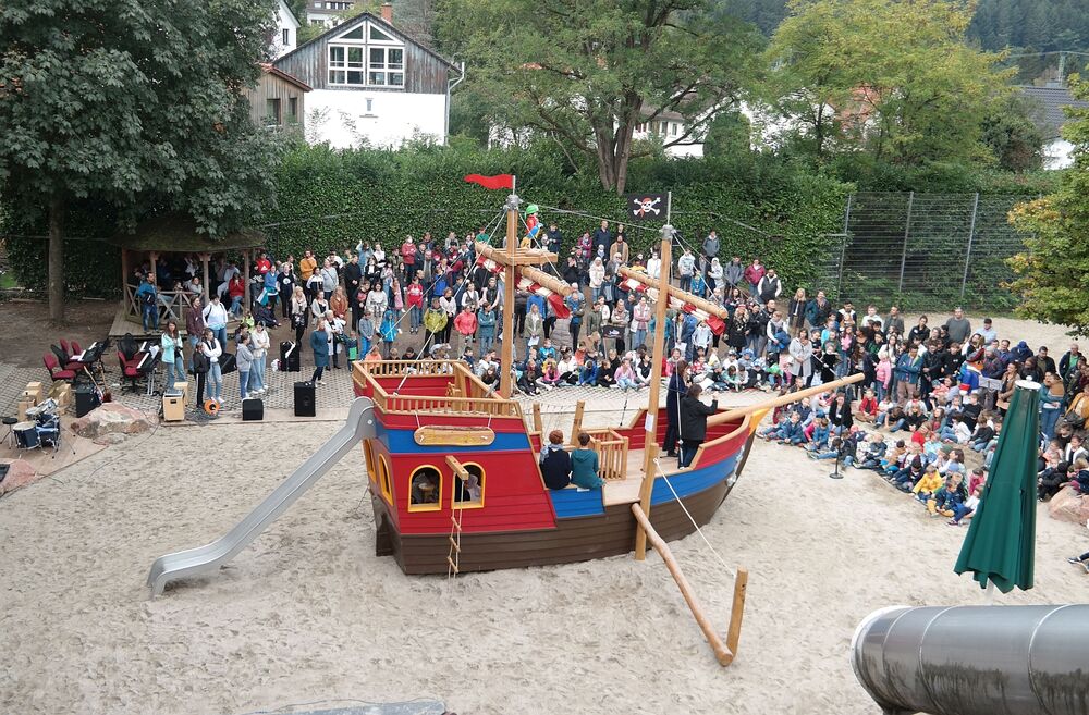 Das Playmobilschiff eingerahmt von vielen Menschen