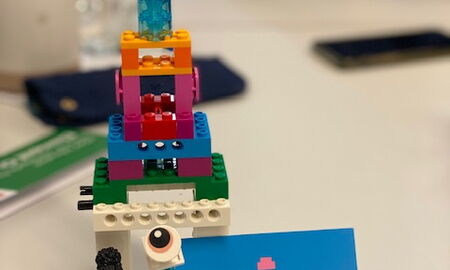Ein Turm aus Legosteinen