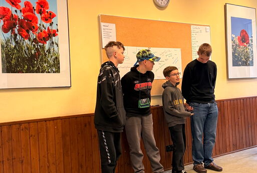 Schülerinnen und Schüler Präsentieren ihre Ergebnisse