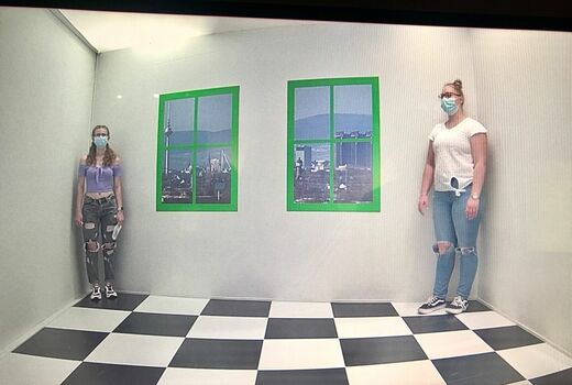 Zwei Schülerinnen im virtuellen Raum, der Raum lässt die Schülerinnen in unterschiedliche Perspektiven erscheinen.
