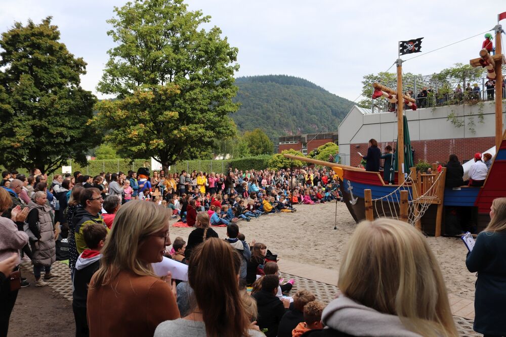 Das Playmobilschiff eingerahmt von vielen Menschen