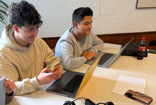 Schüler in der Gruppenarbeit mit Laptops