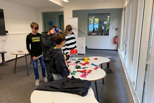 Die Schülerinnen und Schüler suchen sich ihr Kostüm aus.