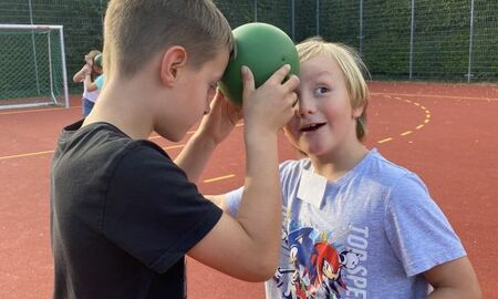 zwei Jungen mit Ball zwischen der Stirn