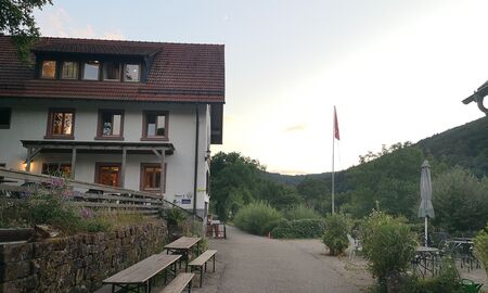 Seitenansicht des Naturfreundehauses in Zwingenberg