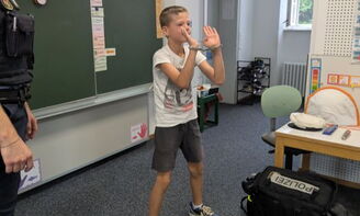 Ein Kind hat Handschellen an