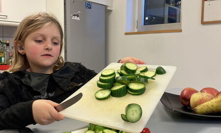 Mädchen schneidet Gurken