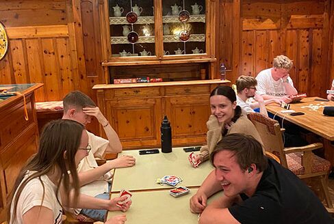 Spieleabend in der Stube bei dem alle viel Spaß haben und lachen.