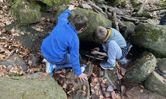 Zwei Jungen bauen eine Höhle