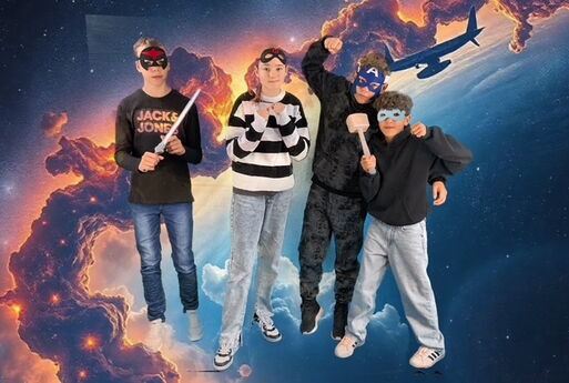 Schülerinnen und Schüler fliegen durch das Universum
