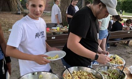 Jugendliche am Grillbuffet