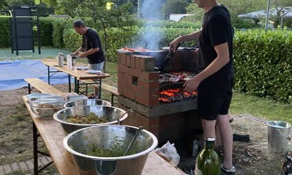 Der Grill mit Grillmeister und das Buffet