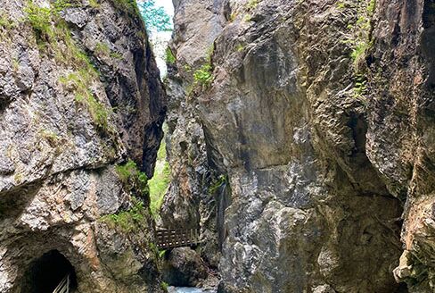 Ein Bild der Felswände der Rosengartenschlucht.