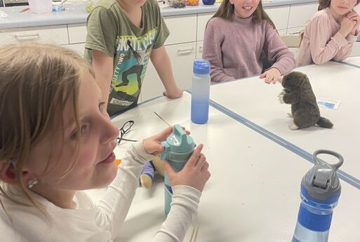 Kinder beim Abendessen