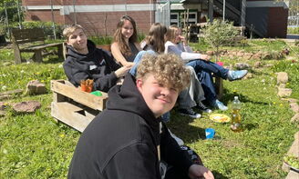 Mittagspause im Schulgarten