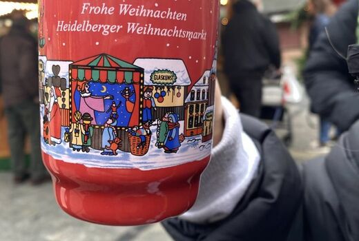 Eine knallrote Tasse mit der Aufschrift "Frohe Weihnachten - Heidelberger Weihnachtsmarkt"