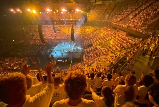 Blick in die Arena bei gelbem Licht