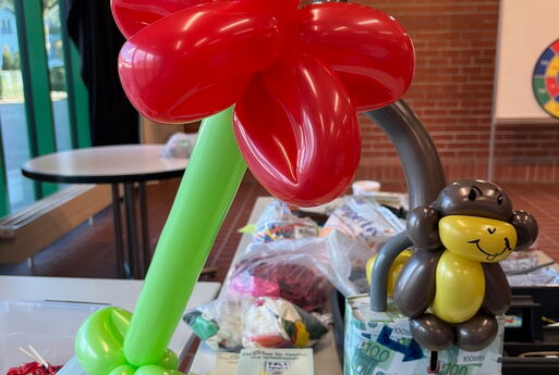 Eine Blume gebastelt aus einem Luftballon