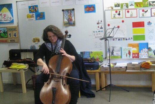 Eine Frau spielt Cello.