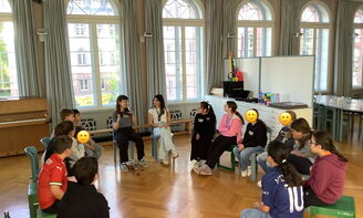 Die beiden Musikerinnen stellen das Projekt vor