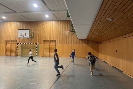 Kinder in der Turnhalle