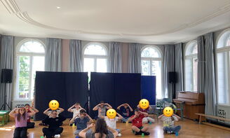 Die Schüler beim Bechermusikstück üben