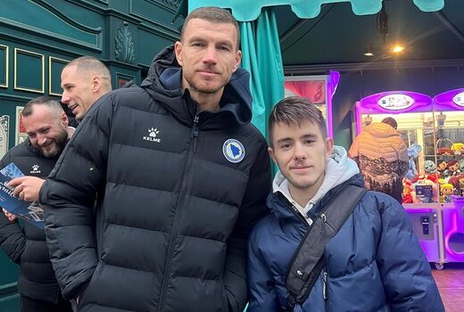 Der Fußballspieler Edin Dzeko und ein Schüler