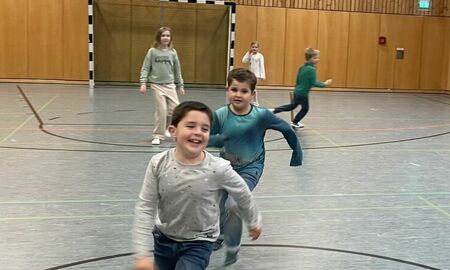 Kinder rennen in der Turnhalle