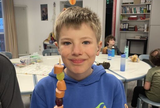 Junge mit Wurst und Trauben- Spieß