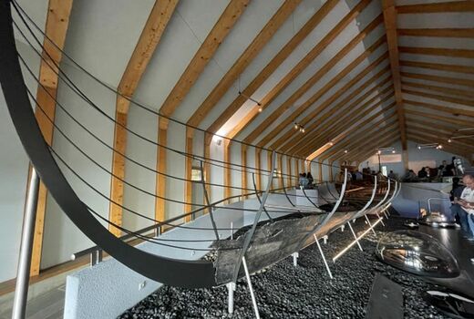 Wikinger Museum Haithabu: Blick in eine Schiffshalle mit einem wieder aufgebauten Langschiff.
