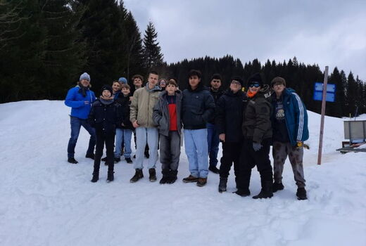 Gruppenfoto mit den SchülerInnen der siebten Klassen und einem Lehrer