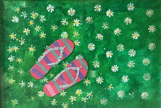 Flip Flops auf grünem Hintergrund mit Blumen