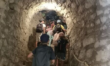 Schülerinnen und Schüler steigen gemeinsam eine enge Treppe zu einem Turm hinauf