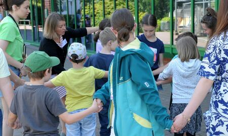 Kinder verknoten ihre Hände bei einem Spiel im Schulhof