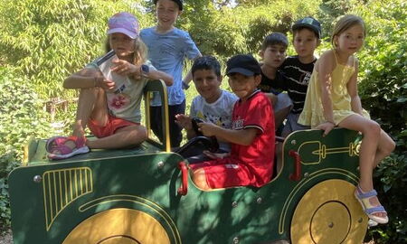 Gruppenfoto der Giraffenklasse im Spielzeugauto