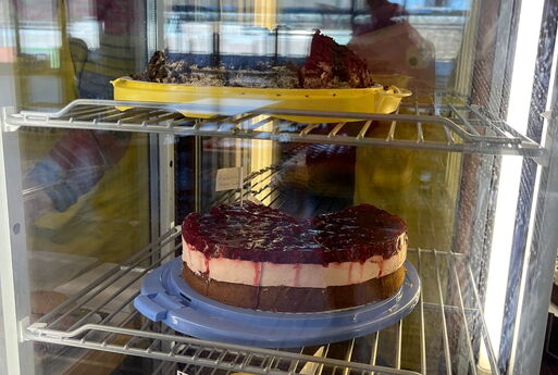 Kühlschrank mit Kuchen und Torten