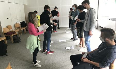 Stimmenauszählung der U-18-Wahl durch Schülerinnen und Schüler des VAB 1