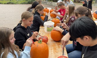 Eine Gruppe Jugendlicher schnitzten Kürbisse