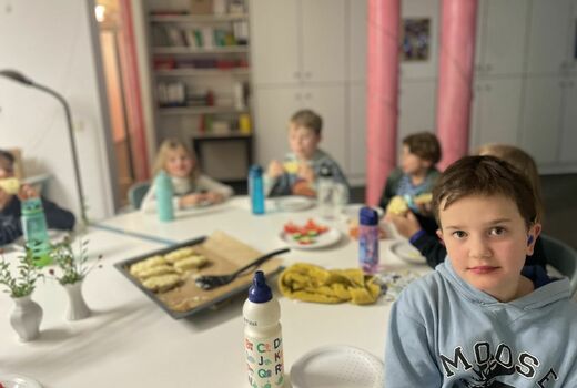 Junge beim Abendessen