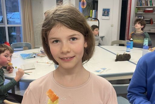 Ein Mädchen mit Gemüsespieß