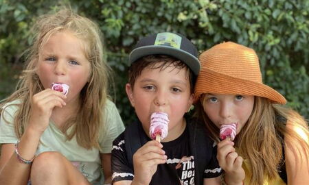 Drei Kinder essen Eis