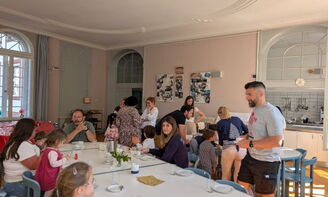 Eltern unterhalten sich beim Elterncafe